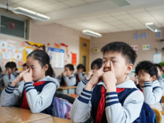 全国学生总体近视率“四连降”