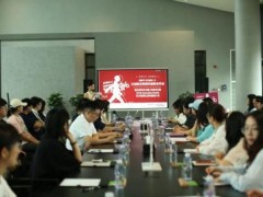 步履不止·艺启新生｜两载艺路深耕！苏新平《行走的人》文创迎来两周年， 艺术香薰礼盒及多款特别新款亮相